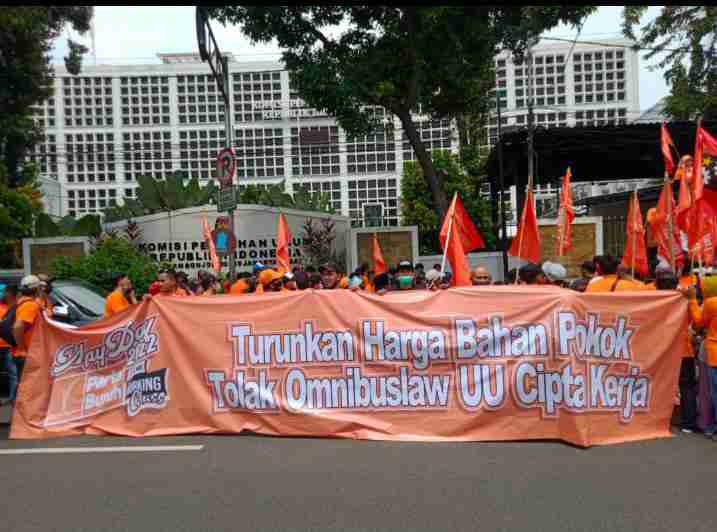 Ratusan Buruh Menggelar Aksi May Day 2022 Di KPU Ratusan Buruh Menggelar Aksi May Day 2022 Di KPU
