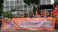 Ratusan Buruh Menggelar Aksi May Day 2022 Di KPU Ratusan Buruh Menggelar Aksi May Day 2022 Di KPU