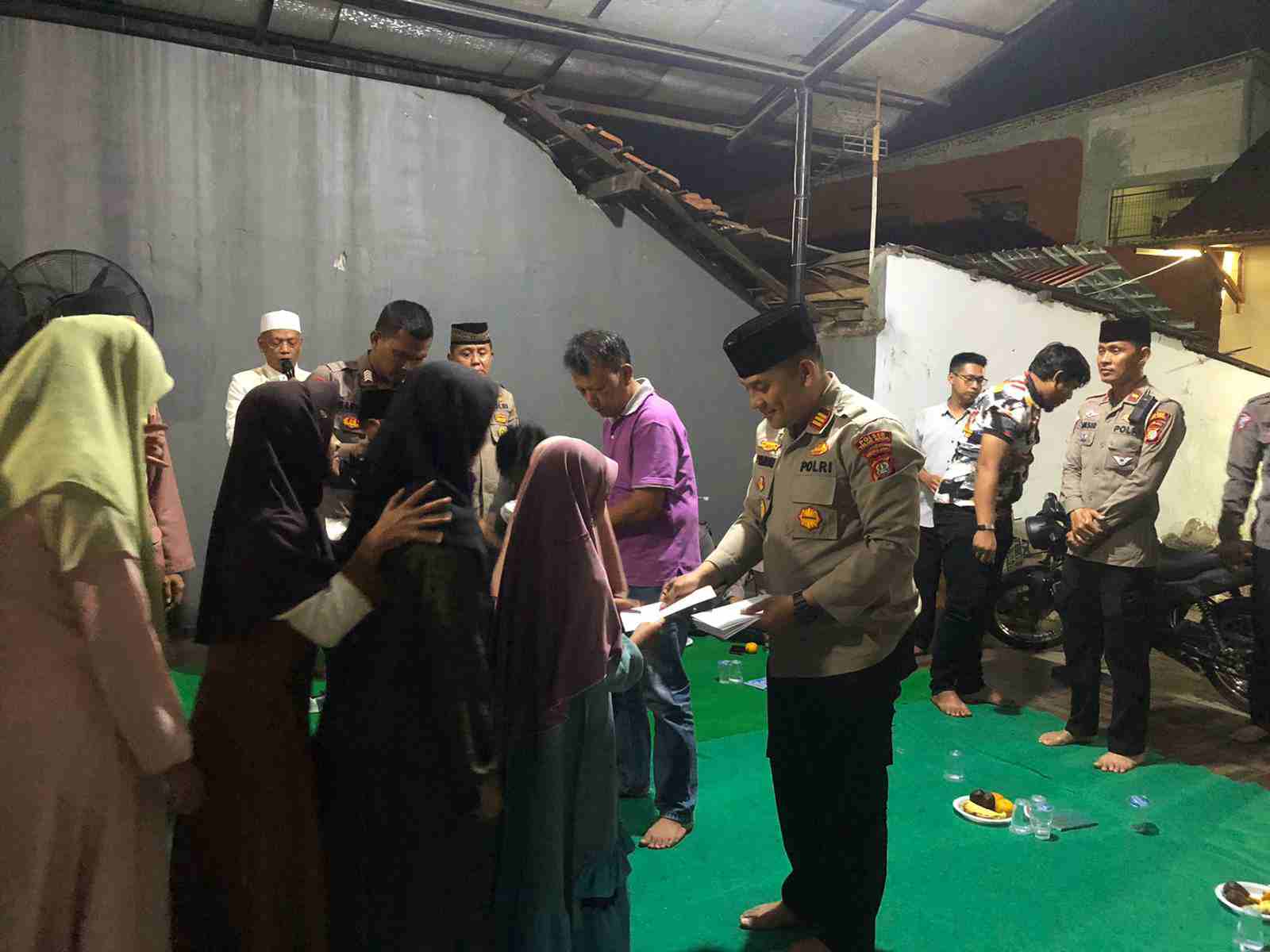 Polsek Teluknaga Gelar Pengajian dan Santunan Anak Yatim Polsek Teluknaga Gelar Pengajian dan Santunan Anak Yatim