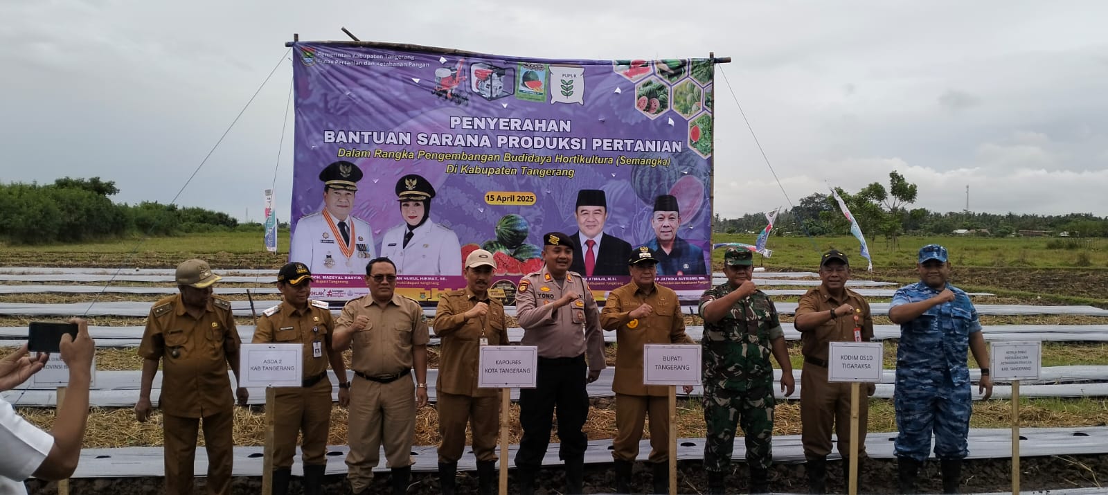 Petani Semangka Terima Bantuan Sarana Produksi dari Pemkab Tangerang Petani Semangka Terima Bantuan Sarana Produksi dari Pemkab Tangerang