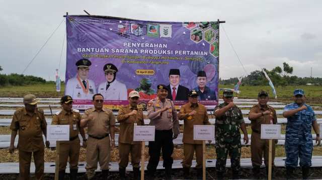 Petani Semangka Terima Bantuan Sarana Produksi dari Pemkab Tangerang Petani Semangka Terima Bantuan Sarana Produksi dari Pemkab Tangerang