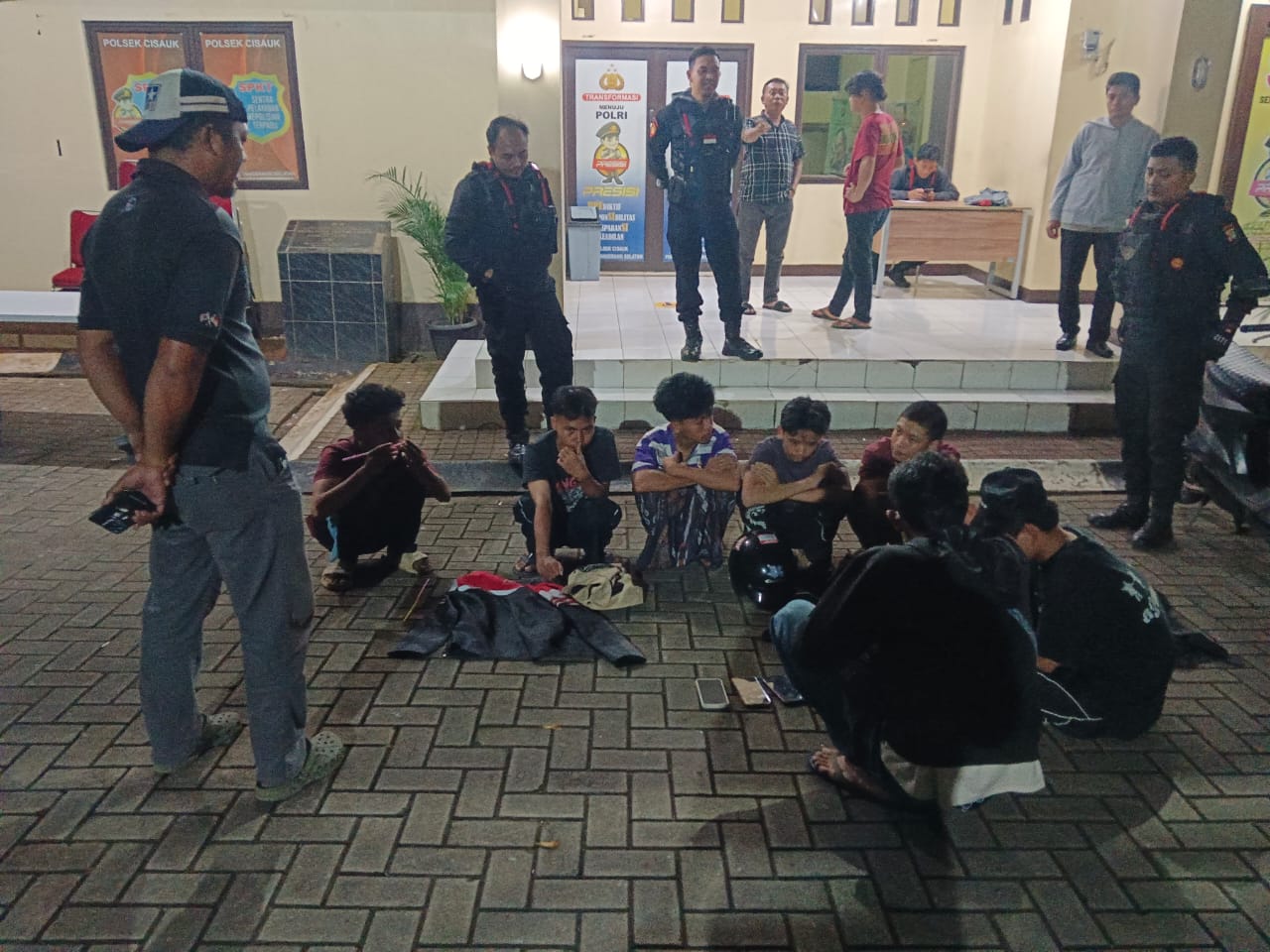 Polsek Cisauk Gagalkan Tawuran Remaja, Amankan 6 Pelaku dan Senjata Tajam Polsek Cisauk Gagalkan Tawuran Remaja, Amankan 6 Pelaku dan Senjata Tajam