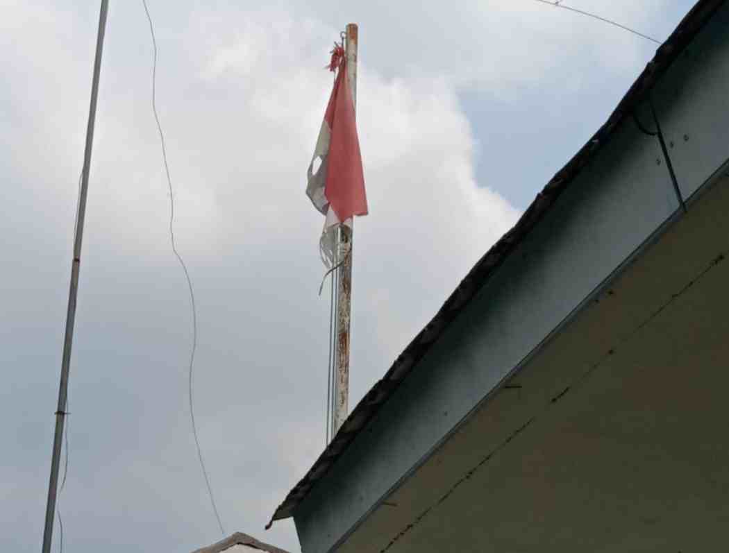 Bendera Merah Putih Sobek Berkibar Bendera Merah Putih Sobek Berkibar