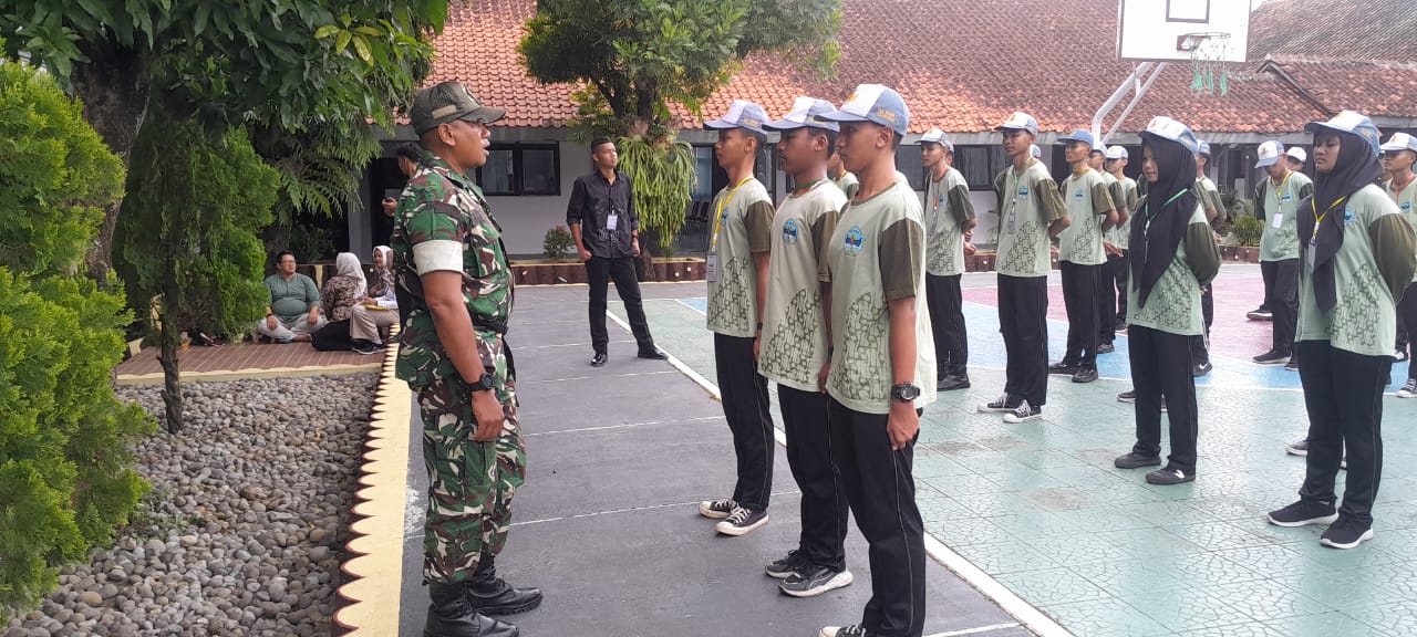 Babinsa Berikan Materi Kepemimpinan pada LKS SMAN 1 Cibingbin Babinsa Berikan Materi Kepemimpinan pada LKS SMAN 1 Cibingbin