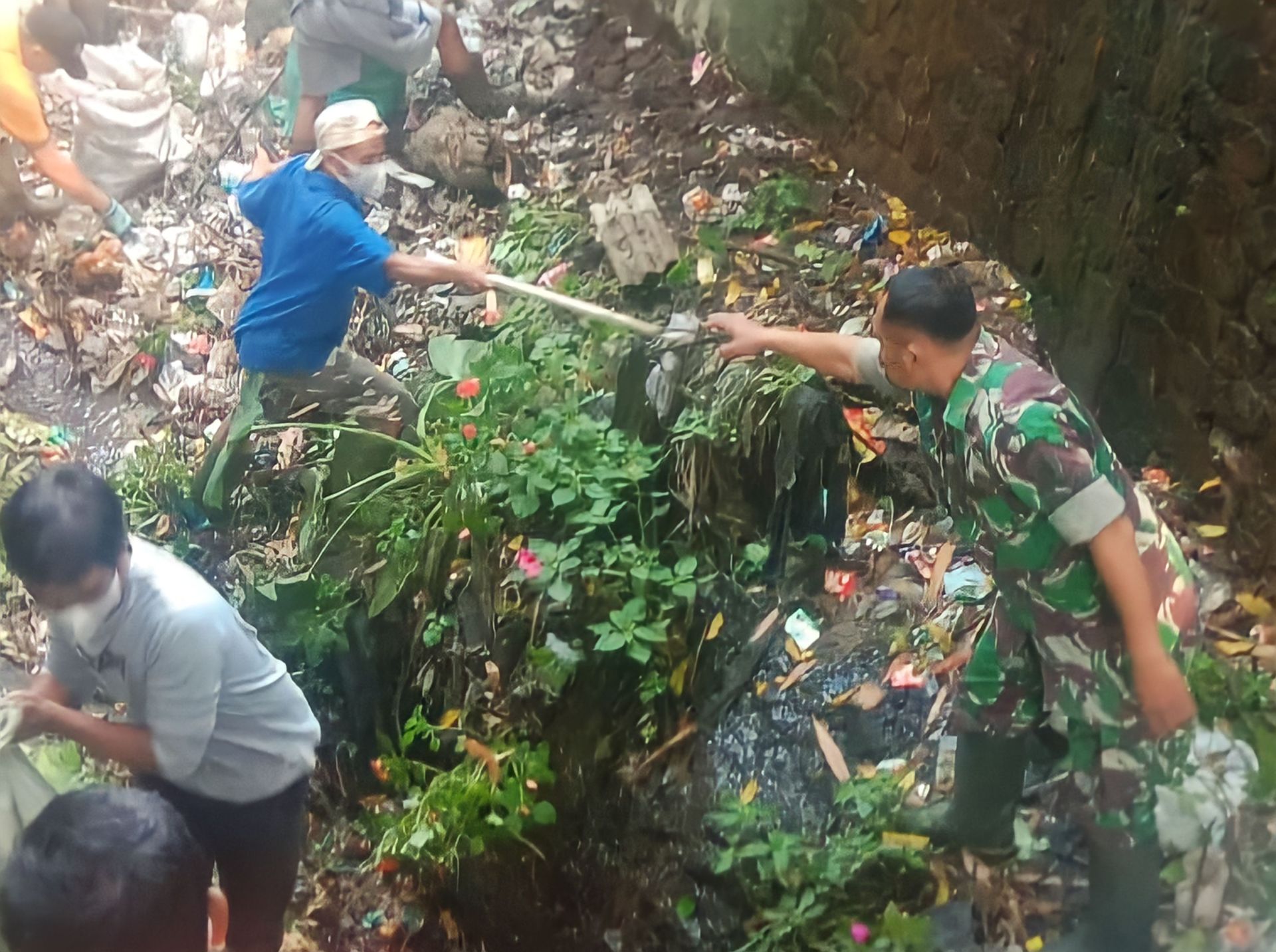 Ciptakan Lingkungan Bersih Bebas Sampah, Babinsa Koramil 1501/Kuningan Gelar Kerja Bakti Bersama Ciptakan Lingkungan Bersih Bebas Sampah, Babinsa Koramil 1501/Kuningan Gelar Kerja Bakti Bersama