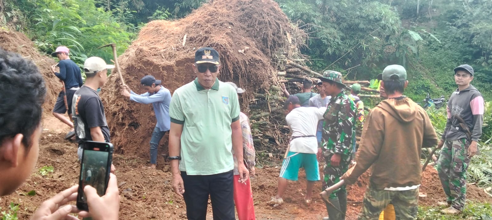 Kerja Bakti Babinsa Koramil 1504/Subang Bersama Warga Buka Akses Jalan Tertutup Rumpun Bambu Kerja Bakti Babinsa Koramil 1504/Subang Bersama Warga Buka Akses Jalan Tertutup Rumpun Bambu