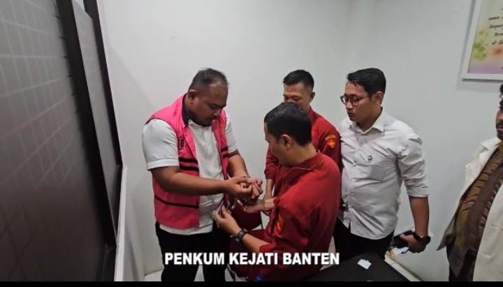 Tersangka Korupsi Kelola Sampah, Kabid DLH Menangis saat Ditahan Tersangka Korupsi Kelola Sampah, Kabid DLH Menangis saat Ditahan