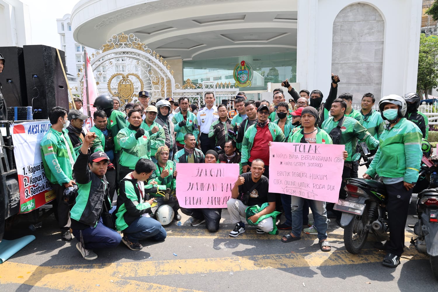 Serap Aspirasi Driver Ojol, Pemprov Sumut Bentuk Satgas Pengawasan dan SK Gubernur Segera Terbit Serap Aspirasi Driver Ojol, Pemprov Sumut Bentuk Satgas Pengawasan dan SK Gubernur Segera Terbit