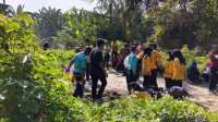 Warga dan Anak Sekolah Gotong Royong Bersihkan Jalur Mauk–Kronjo, Wujud Kepedulian Lingkungan Warga dan Anak Sekolah Gotong Royong Bersihkan Jalur Mauk–Kronjo, Wujud Kepedulian Lingkungan