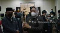 Bupati Winarti Terima Rekomendasi LKPJ TA 2021 Saat Paripurna DPRD Tuba Bupati Winarti Terima Rekomendasi LKPJ TA 2021 Saat Paripurna DPRD Tuba