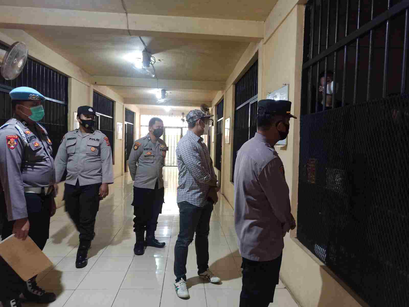 Pawas Propam Banten Bersama Pamenwas Mengecek Rutan Polda Pawas Propam Banten Bersama Pamenwas Mengecek Rutan Polda