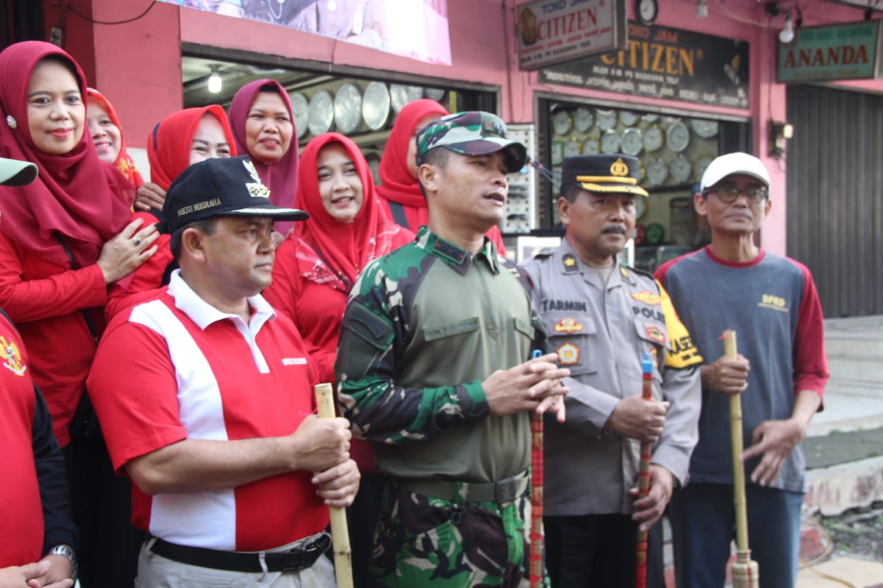 Dandim dan Bupati Bersih-Bersih Pasar sebagai Upaya Cegah Demam Berdarah Dandim dan Bupati Bersih-Bersih Pasar sebagai Upaya Cegah Demam Berdarah
