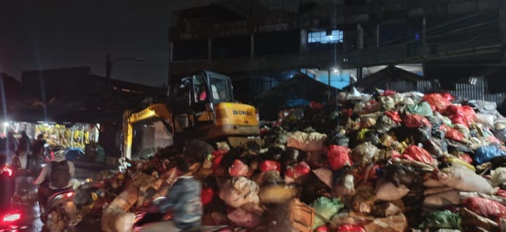 Sampah Menggunung Diangkut di Jalan Otto Iskandardinata Ciputat Sampah Menggunung Diangkut di Jalan Otto Iskandardinata Ciputat