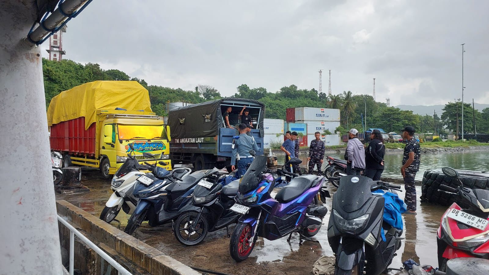 Aksi Sigap TNI AL, 70 Ribu Lebih Rokok Ilegal Disita di Pelabuhan Lembar Aksi Sigap TNI AL, 70 Ribu Lebih Rokok Ilegal Disita di Pelabuhan Lembar
