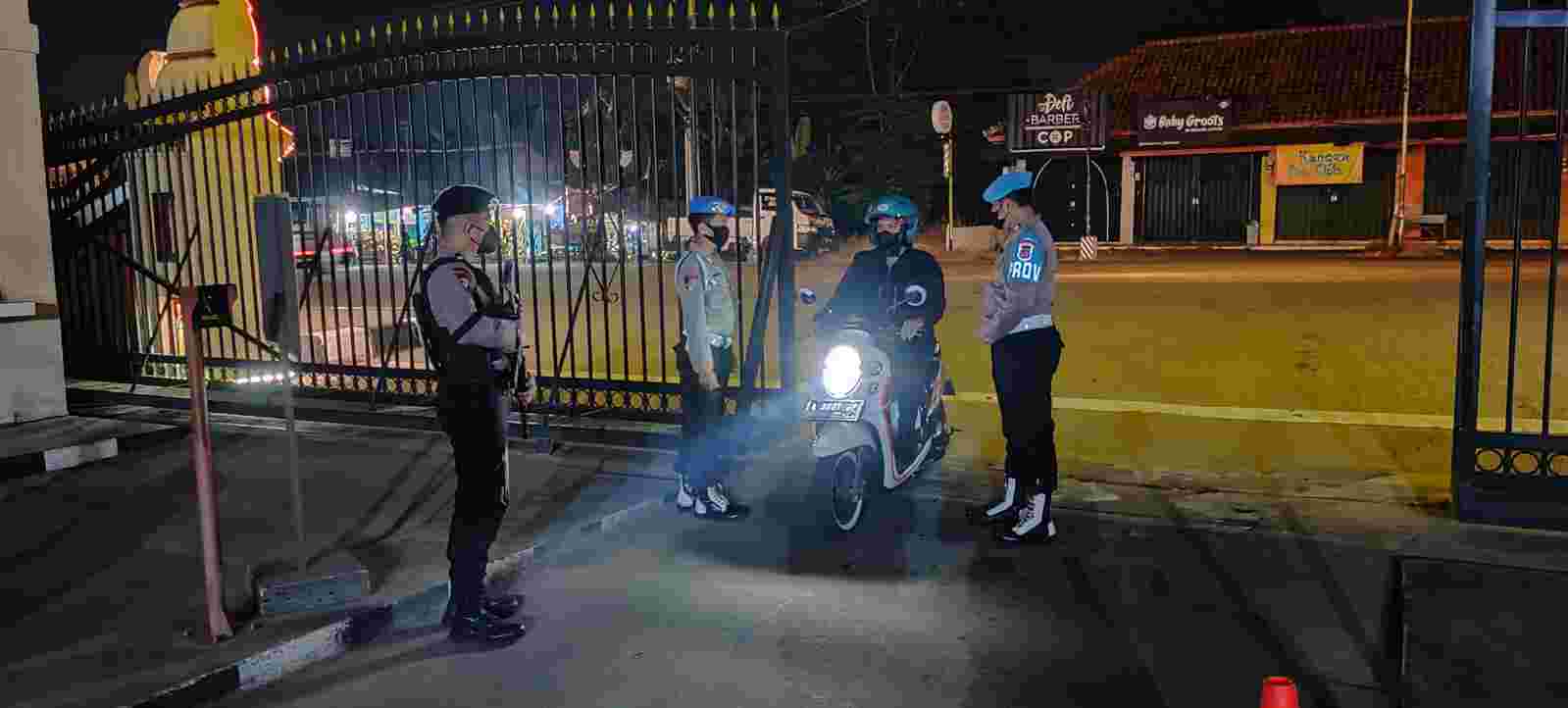 Pastikan Aman, Personel Bidpropam Jaga Pintu Masuk Polda Banten Pastikan Aman, Personel Bidpropam Jaga Pintu Masuk Polda Banten