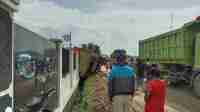 Truk Pengangkut Tanah Terguling Truk Pengangkut Tanah Terguling
