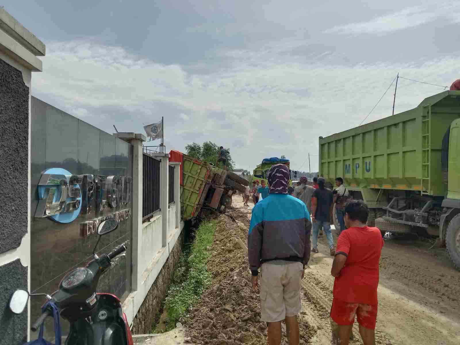 Truk Pengangkut Tanah Terguling Truk Pengangkut Tanah Terguling