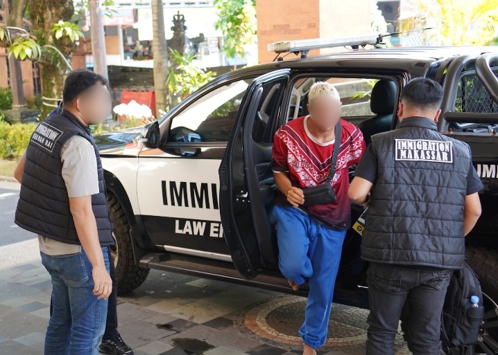 WNA Belgia Lompat Tebing Pakai Motor di Bali, Berakhir Ditangkap dan Dideportasi WNA Belgia Lompat Tebing Pakai Motor di Bali, Berakhir Ditangkap dan Dideportasi