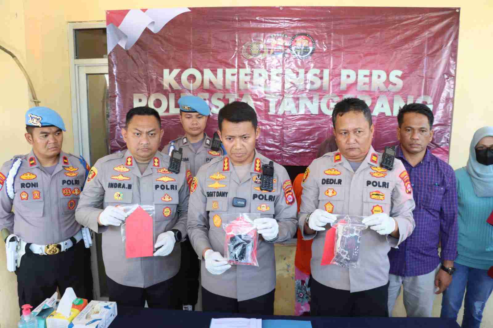 Warga Temukan Mayat Bayi di Kali Kronjo Warga Temukan Mayat Bayi di Kali Kronjo