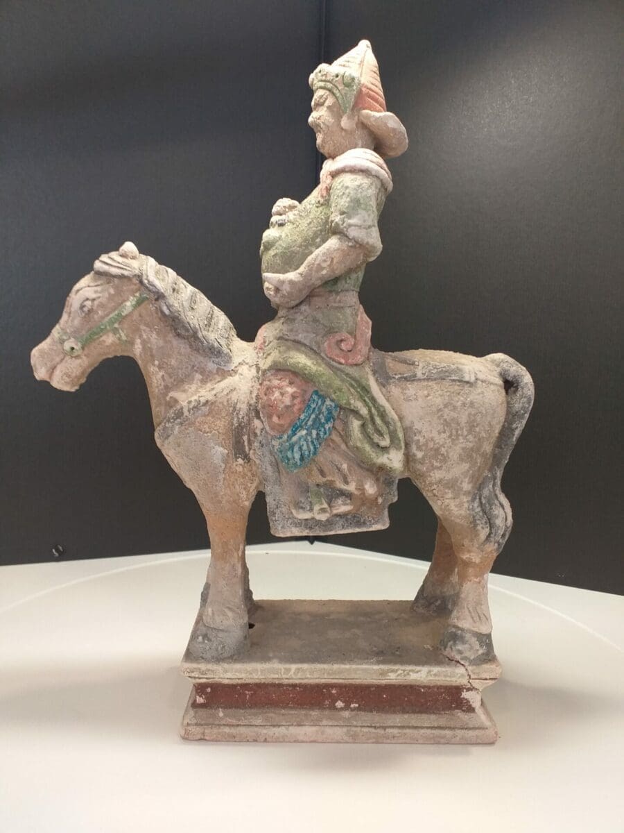 Cavalier – Terre cuite polychrome – Époque Ming