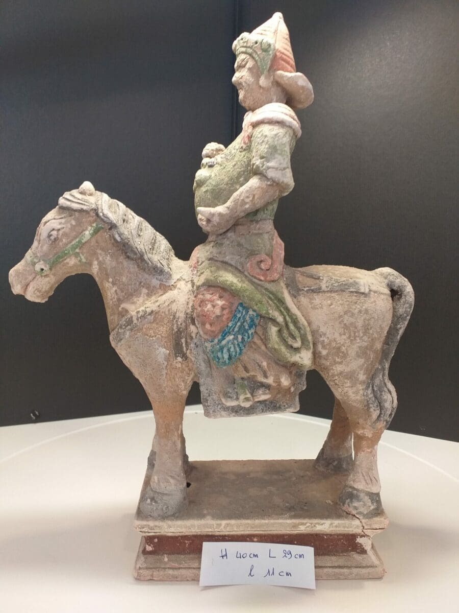 Cavalier – Terre cuite polychrome – Époque Ming