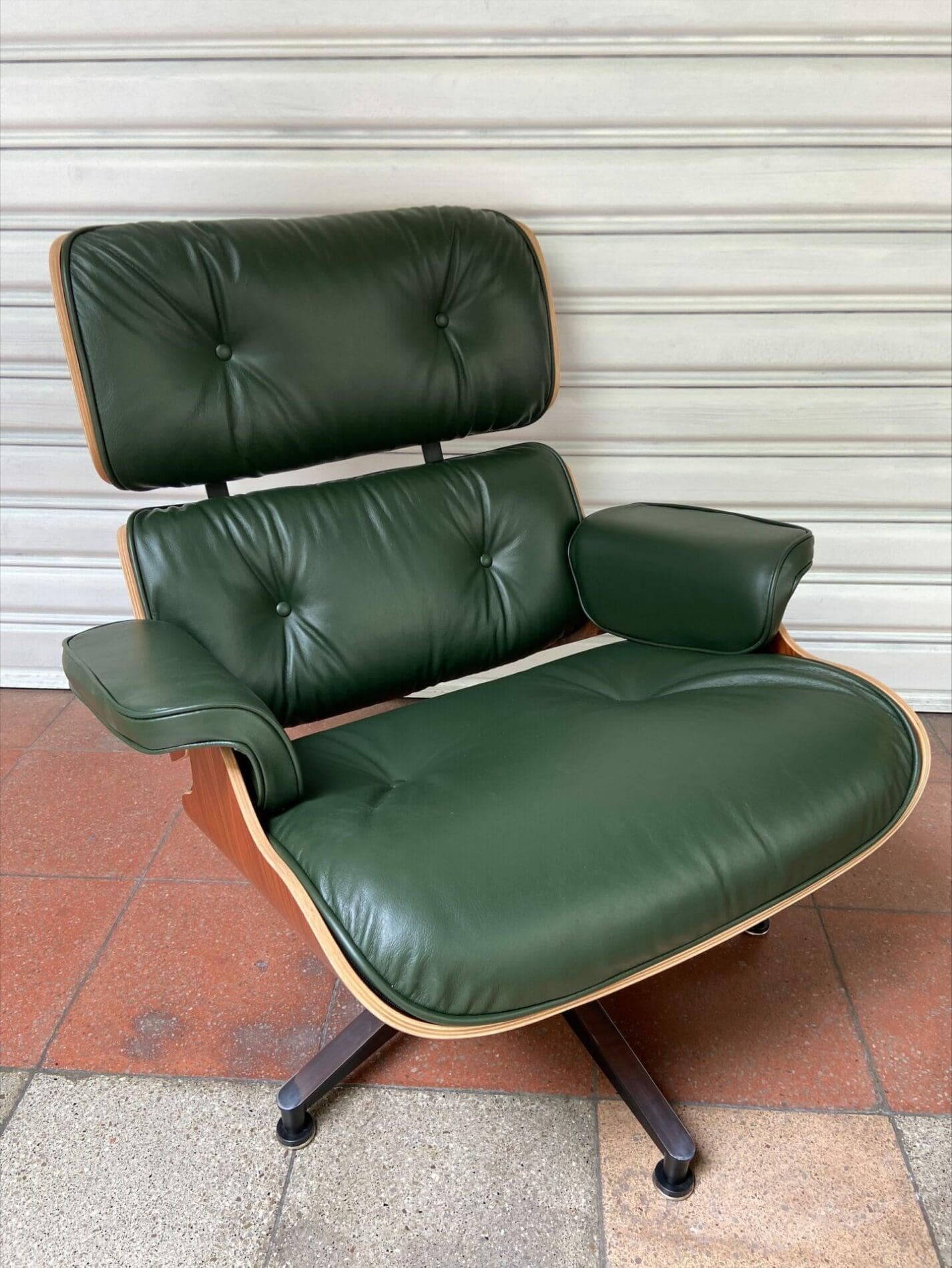 Charles EAMES – Lounge chair et ottoman d’occasion – cuir vert et palissandre