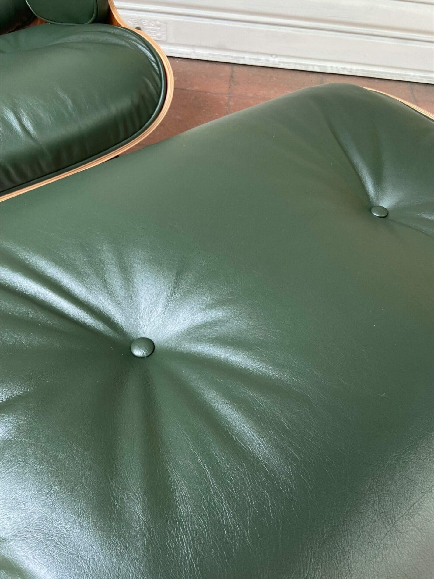 Charles EAMES – Lounge chair et ottoman d’occasion – cuir vert et palissandre