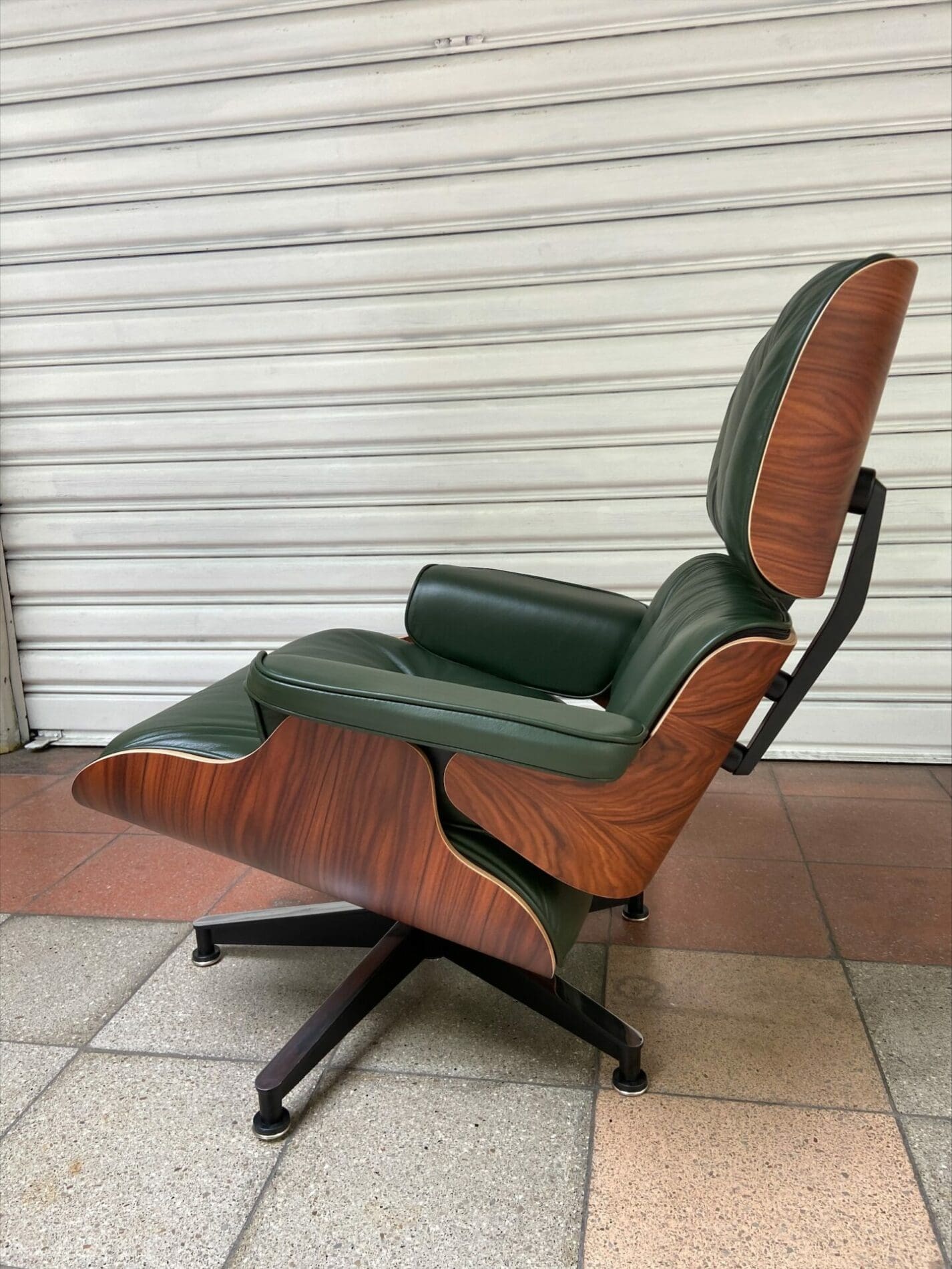 Charles EAMES – Lounge chair et ottoman d’occasion – cuir vert et palissandre