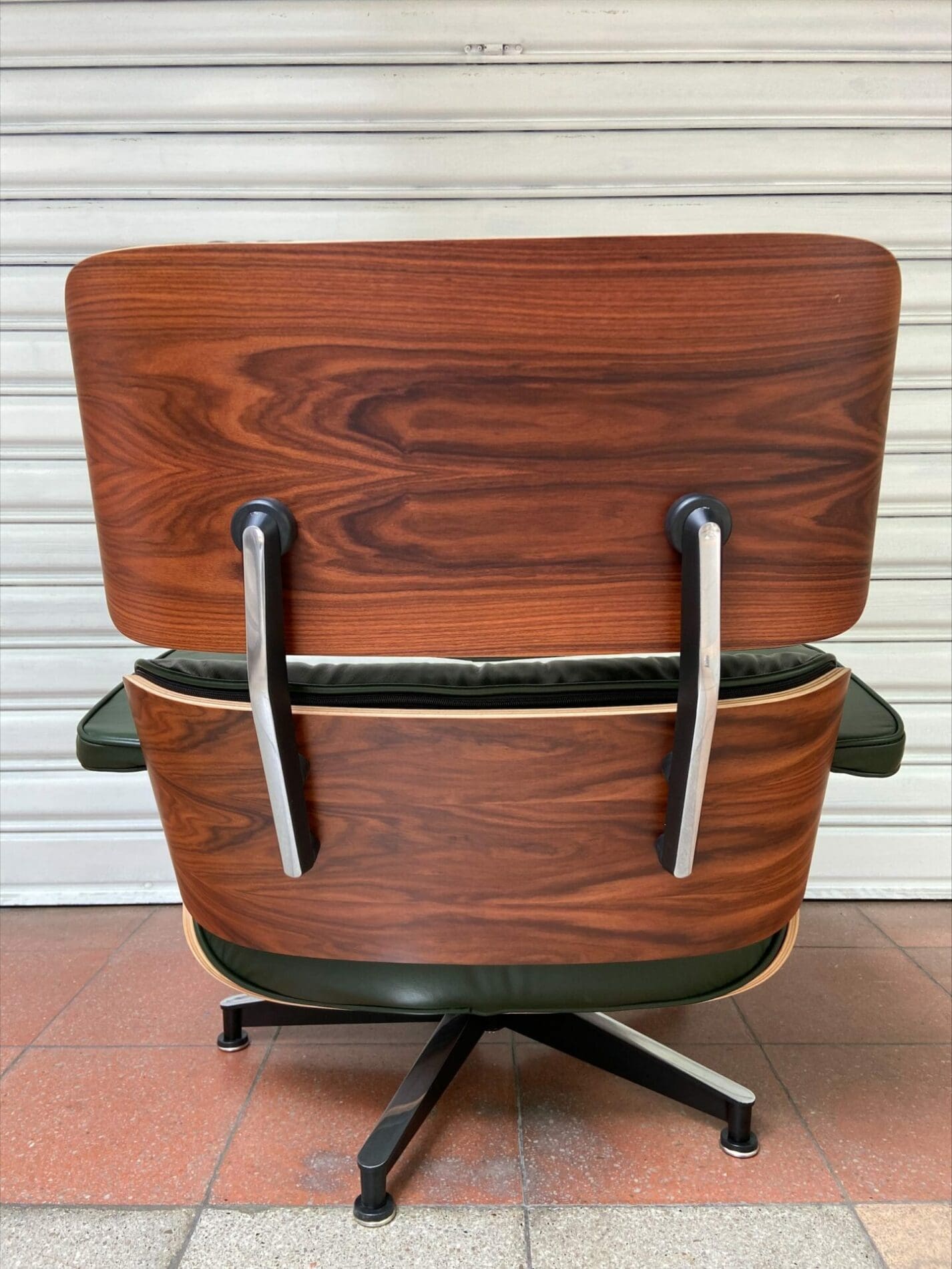 Charles EAMES – Lounge chair et ottoman d’occasion – cuir vert et palissandre