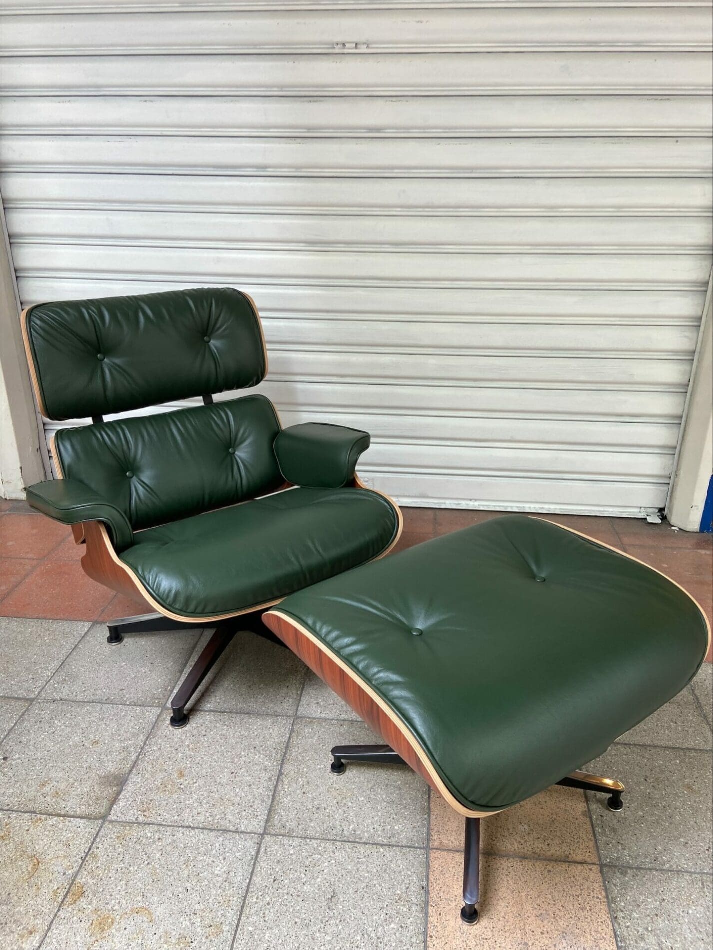 Charles EAMES – Lounge chair et ottoman d’occasion – cuir vert et palissandre