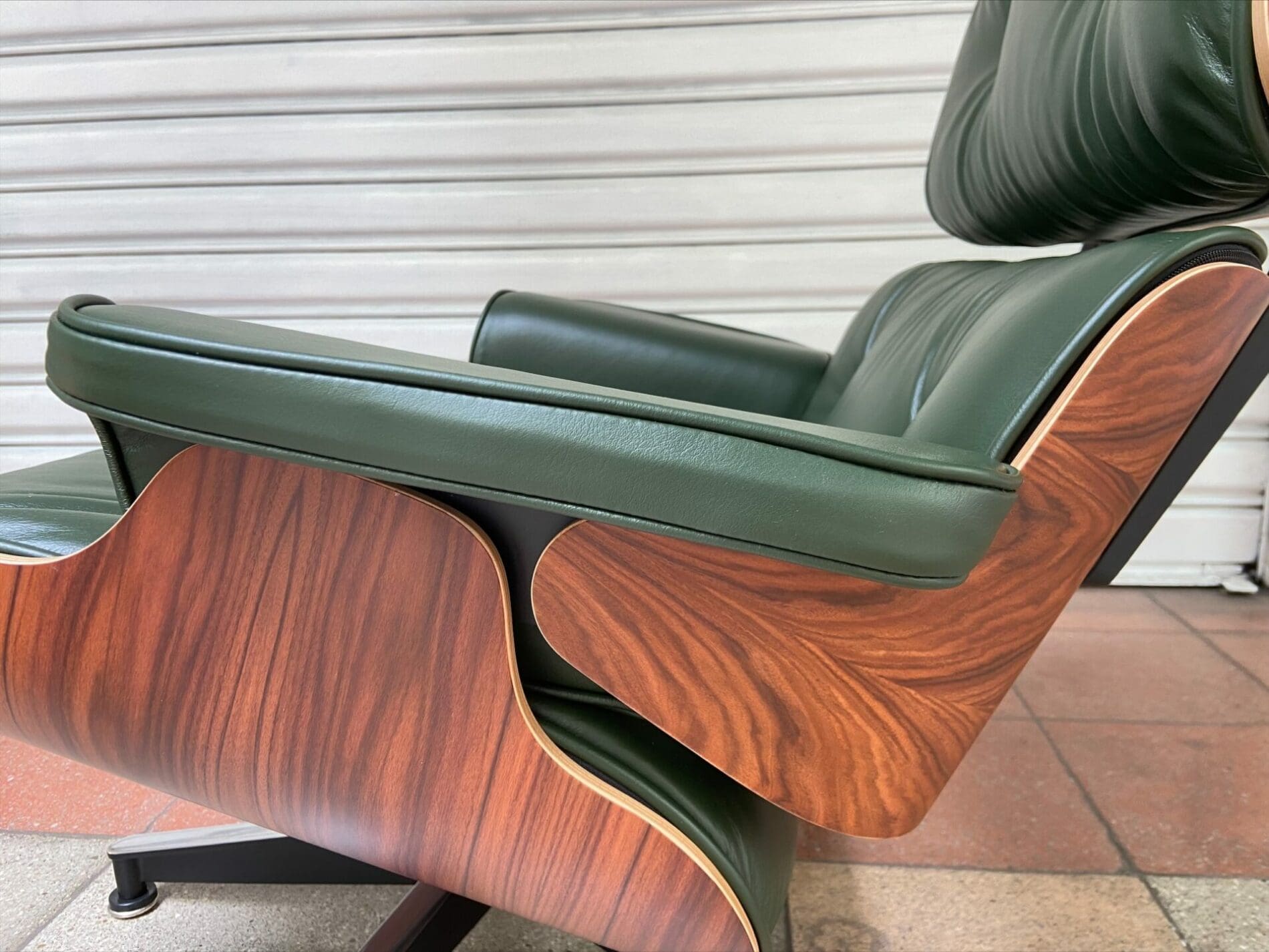 Charles EAMES – Lounge chair et ottoman d’occasion – cuir vert et palissandre