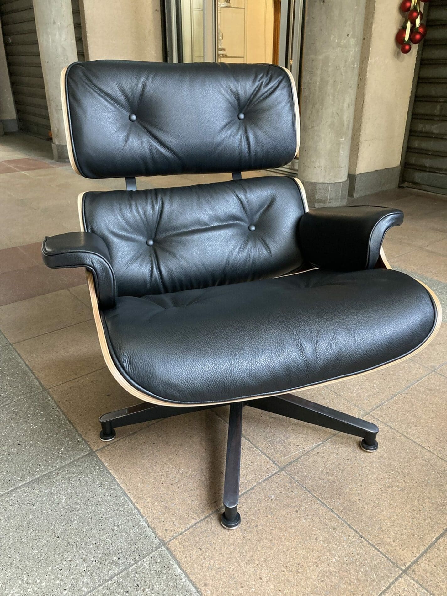 Charles Eames – Lounge chair occasion et son ottoman cuir noir