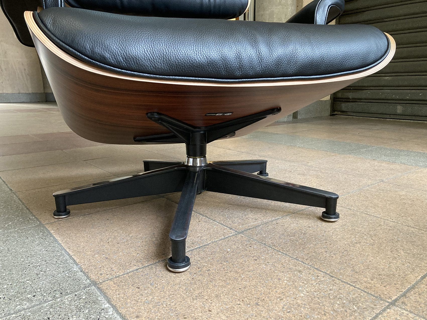 Charles Eames – Lounge chair occasion et son ottoman cuir noir