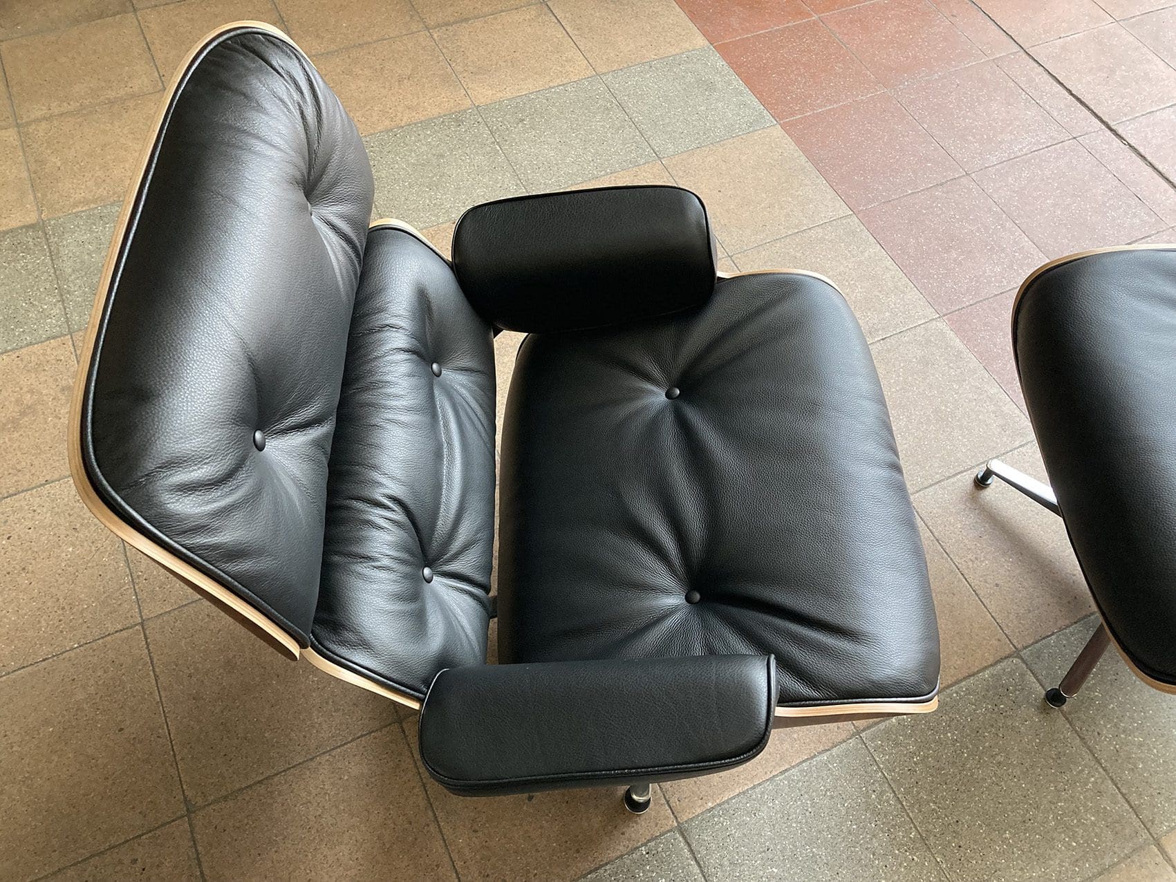 Charles Eames – Lounge chair occasion et son ottoman cuir noir