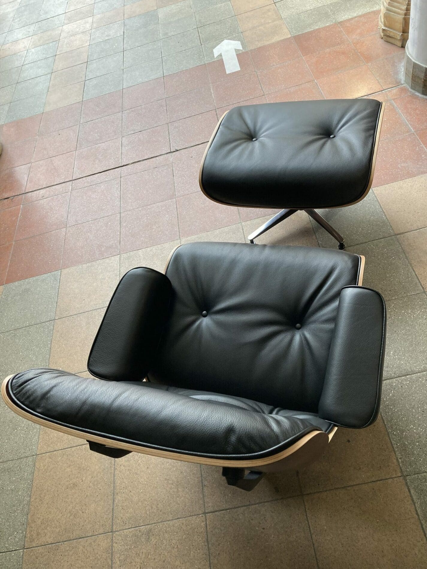 Charles Eames – Lounge chair occasion et son ottoman cuir noir