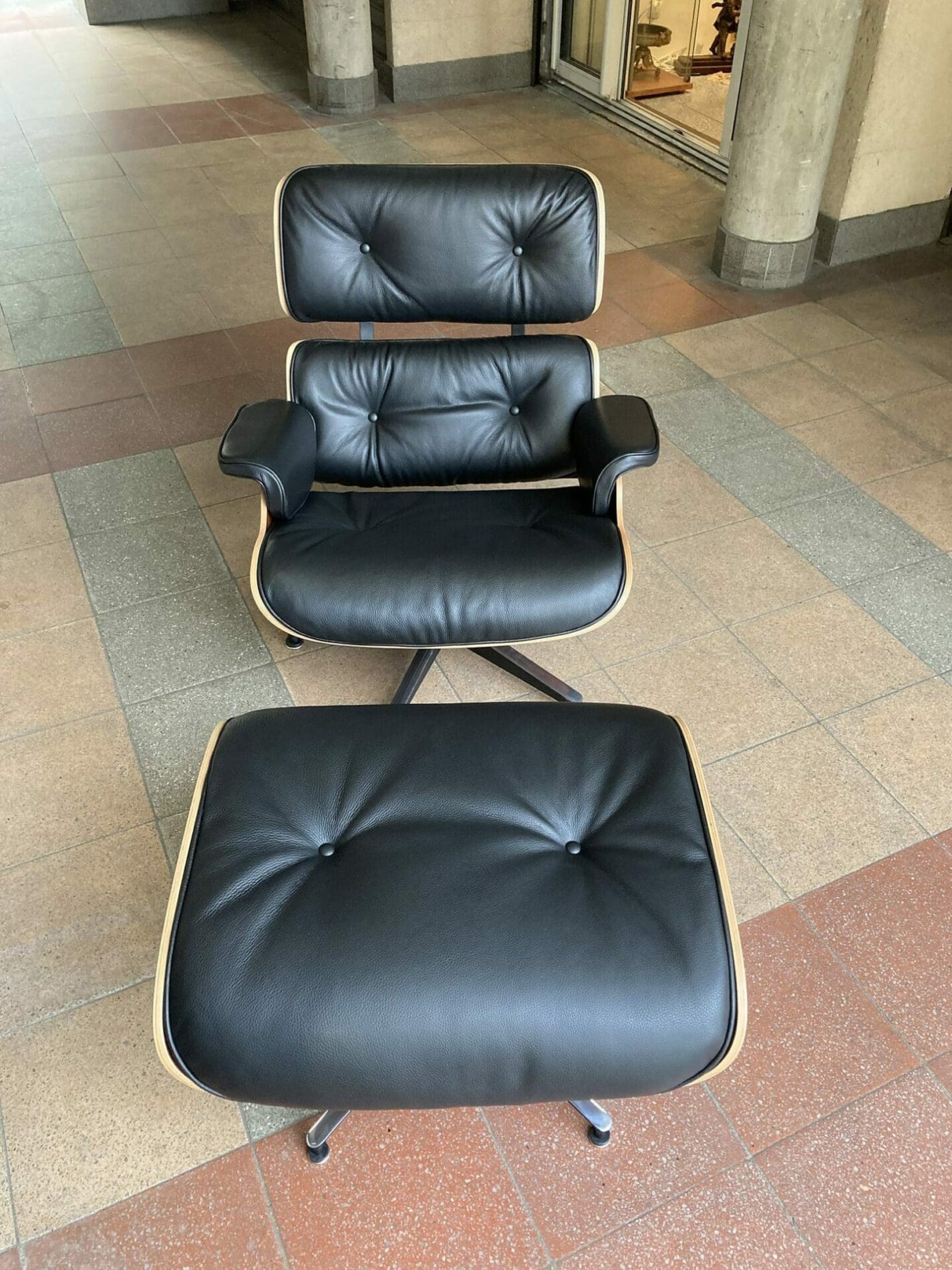 Charles Eames – Lounge chair occasion et son ottoman cuir noir