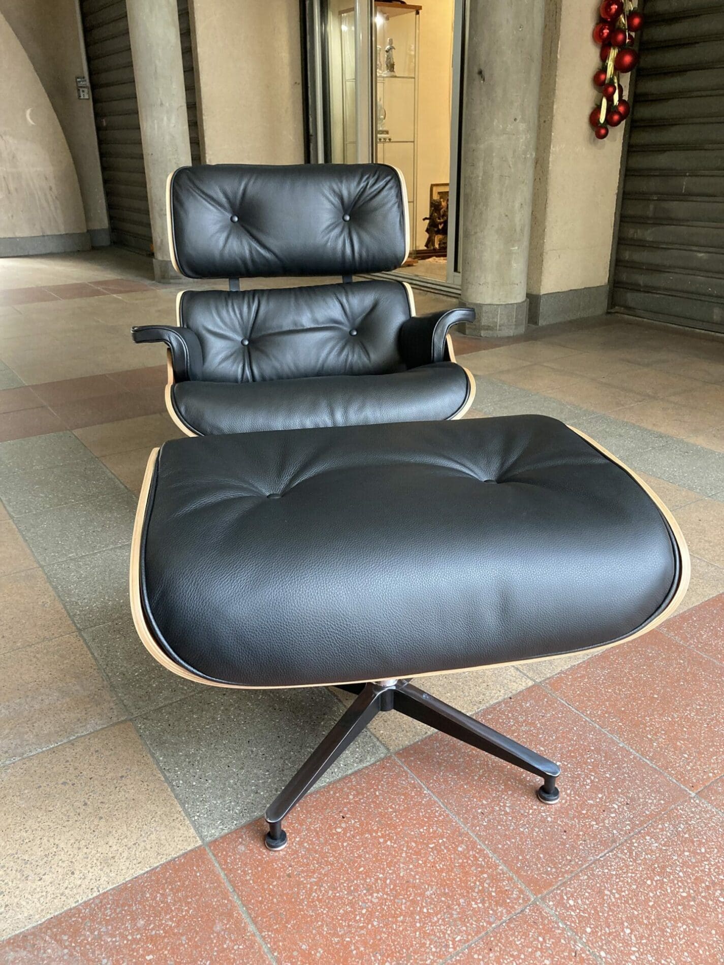 Charles Eames – Lounge chair occasion et son ottoman cuir noir