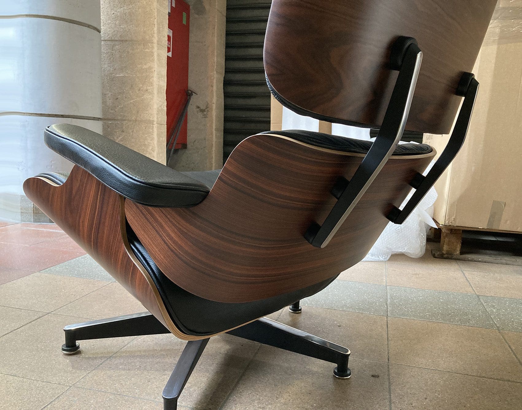 Charles Eames – Lounge chair occasion et son ottoman cuir noir