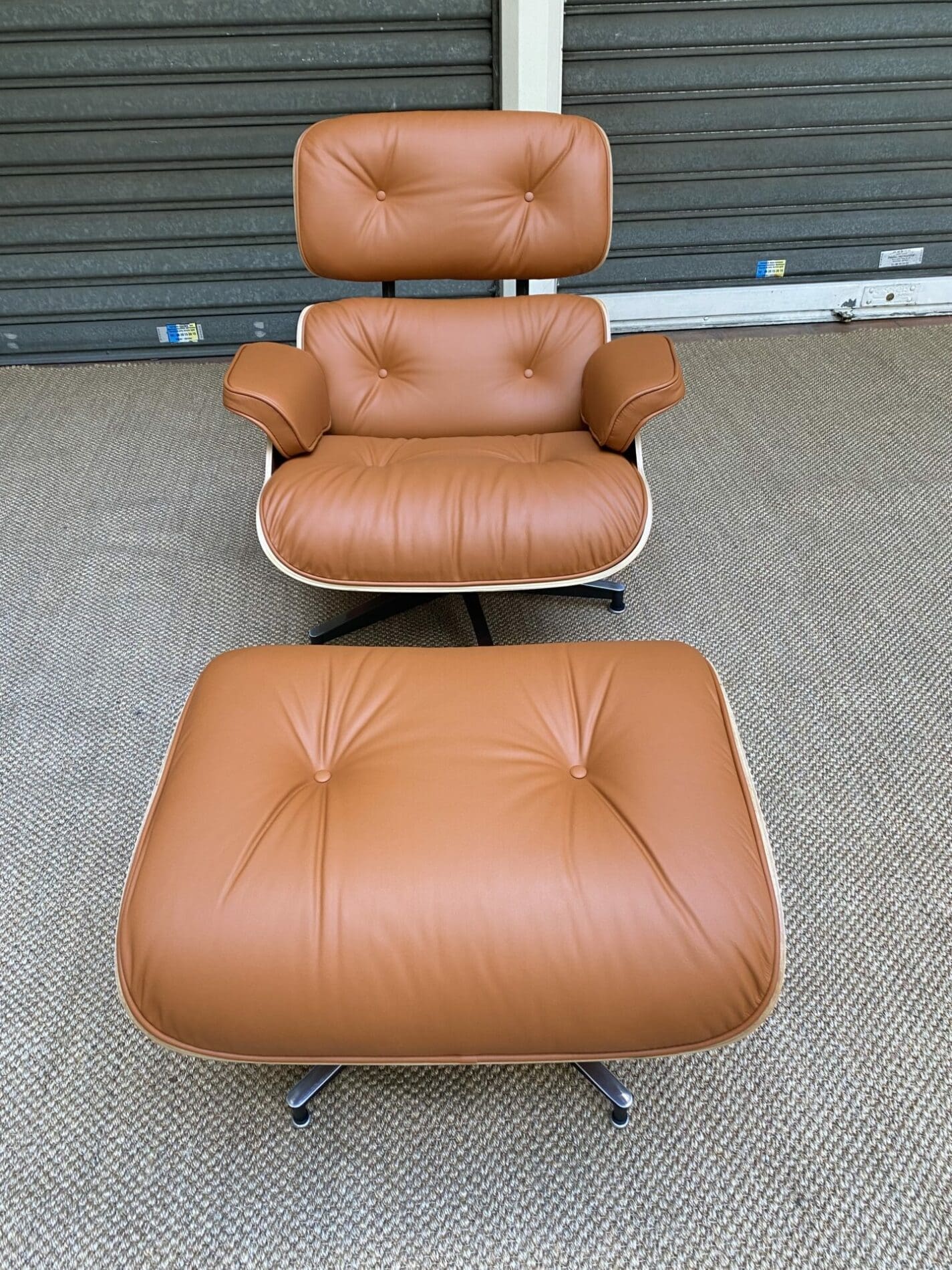 Charles Eames – Lounge chair / ottoman cognac 2