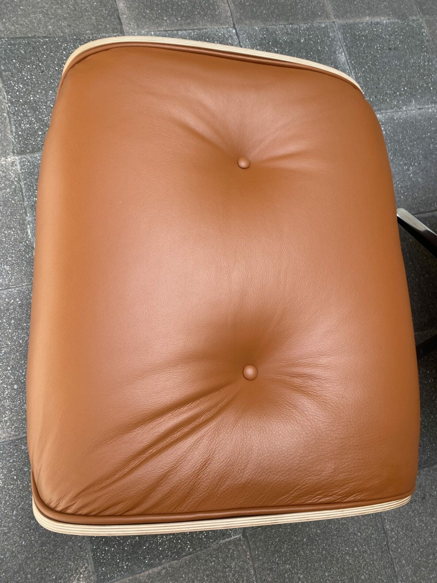 Charles Eames – Lounge chair et son ottoman Cognac avec certificat 3