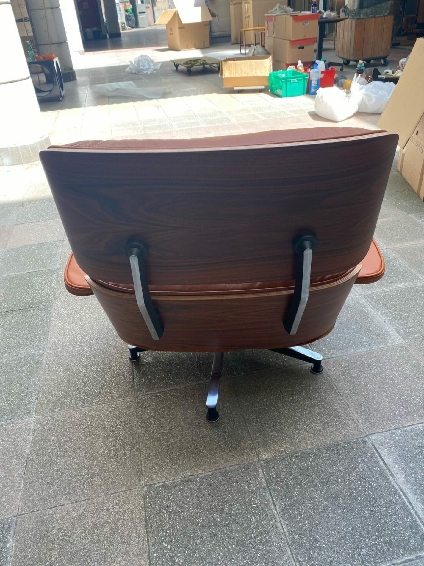 Charles Eames – Lounge chair et son ottoman Cognac avec certificat 3