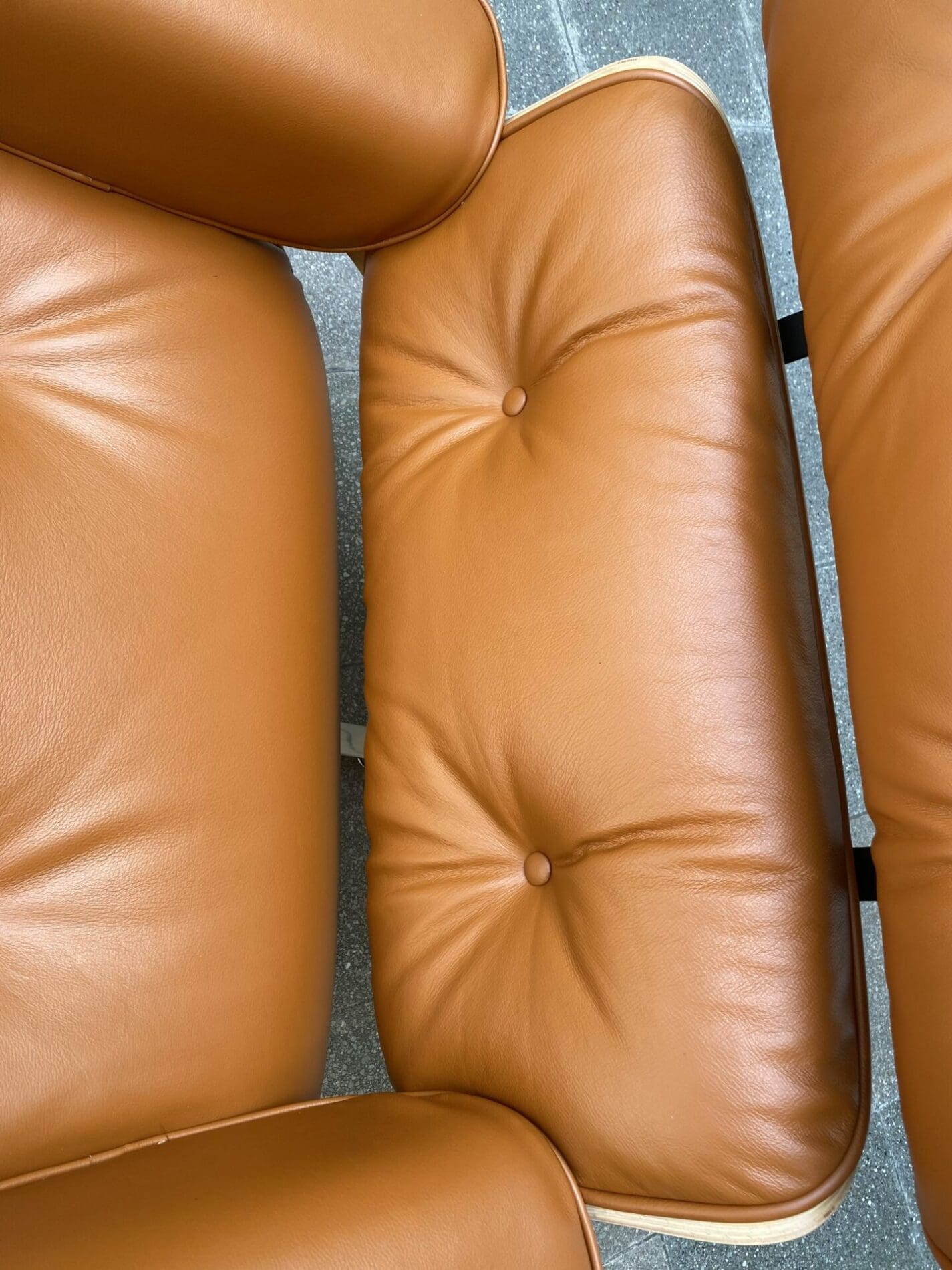 Charles Eames – Lounge chair et son ottoman Cognac avec certificat 3