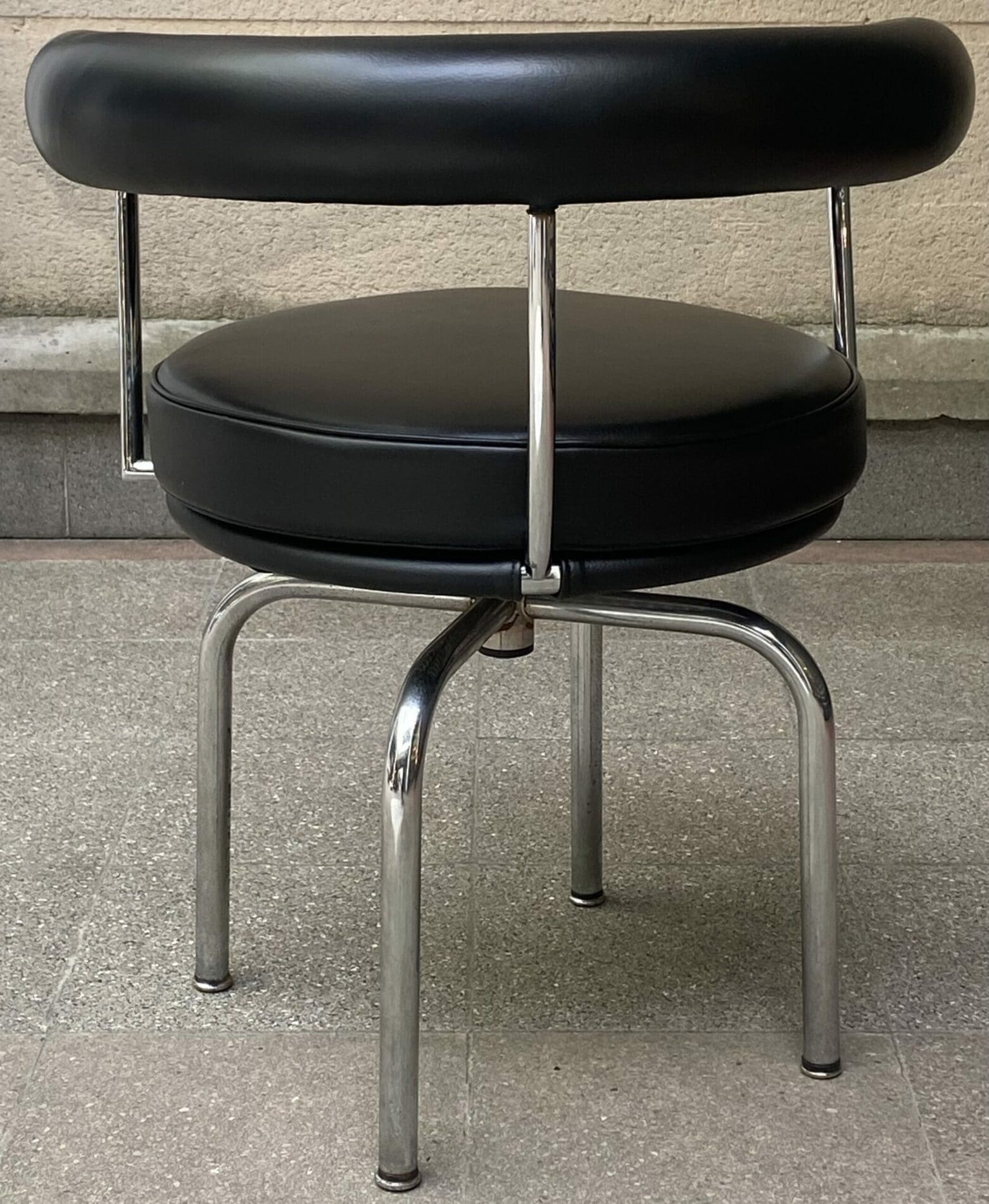 Charlotte Perriand – Chaise LC7 noire pivotante  Occasion