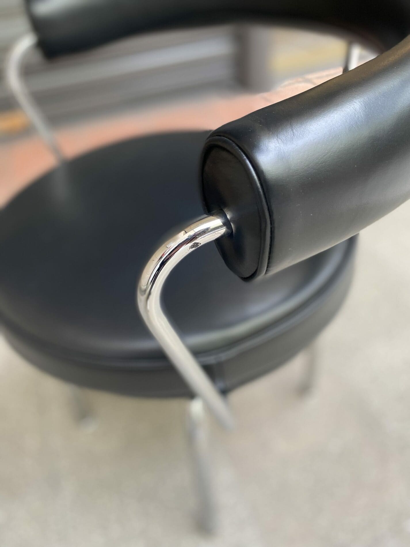 Charlotte Perriand – Chaise LC7 noire pivotante  Occasion