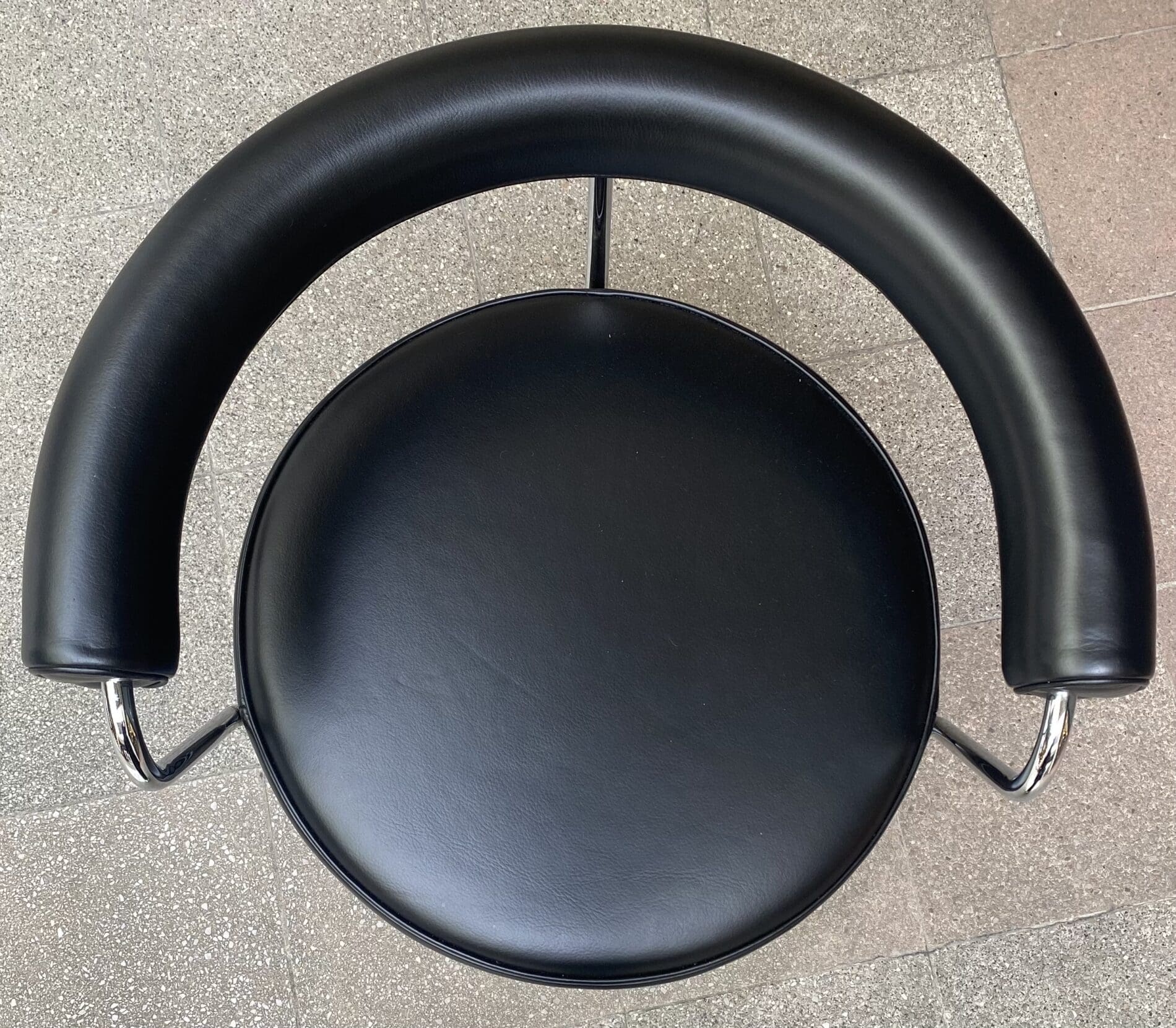 Charlotte Perriand – Chaise LC7 noire pivotante  Occasion