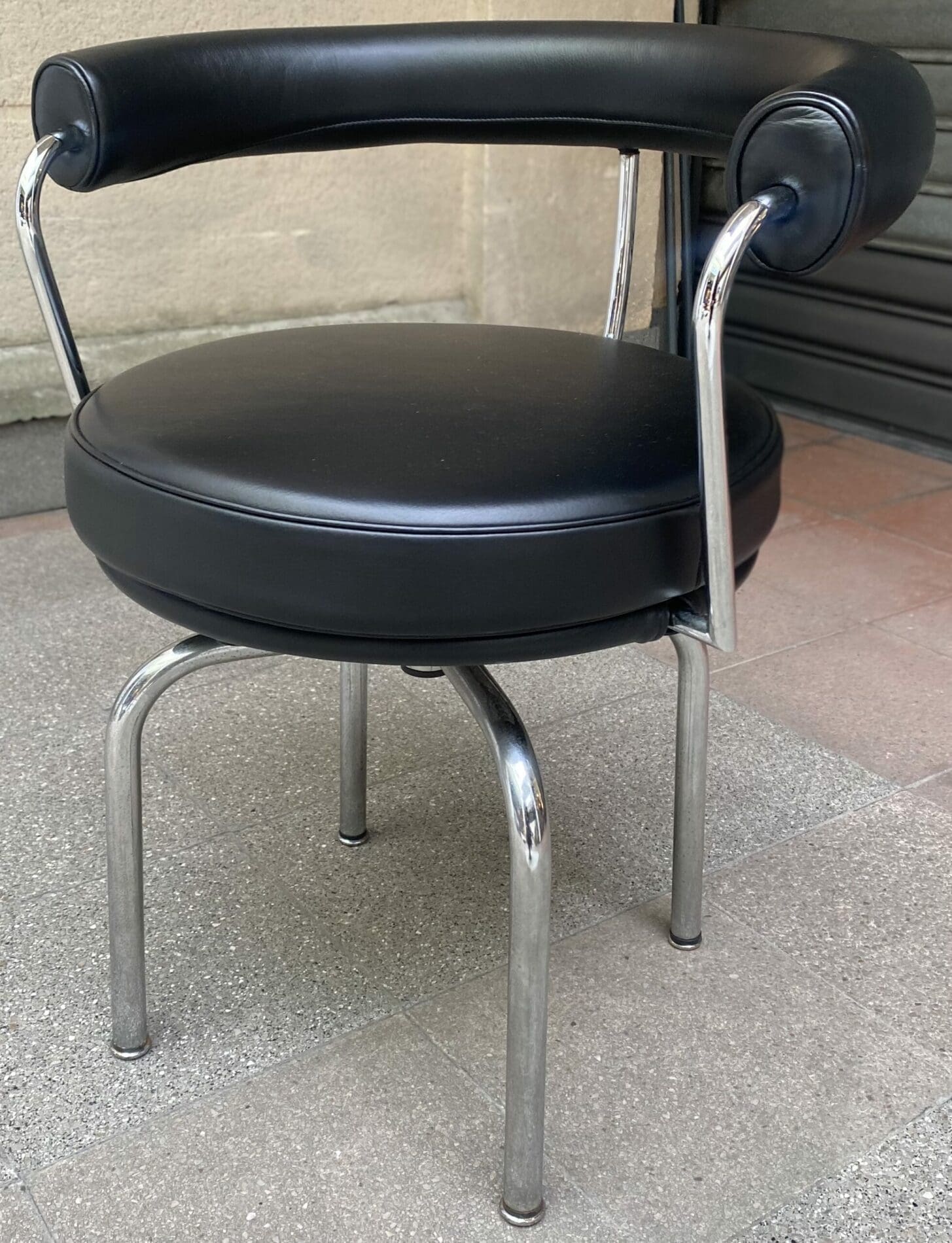 Charlotte Perriand – Chaise LC7 noire pivotante  Occasion