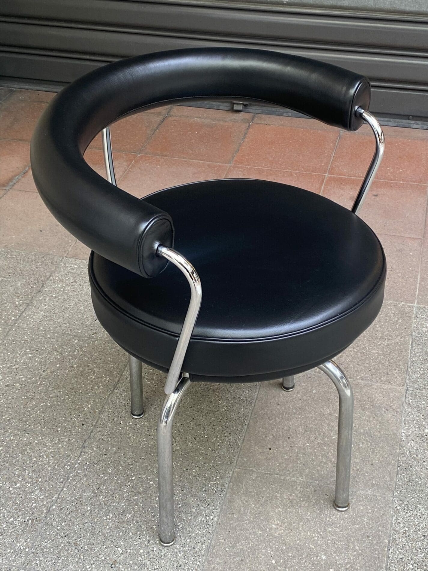 Charlotte Perriand – Chaise LC7 noire pivotante  Occasion