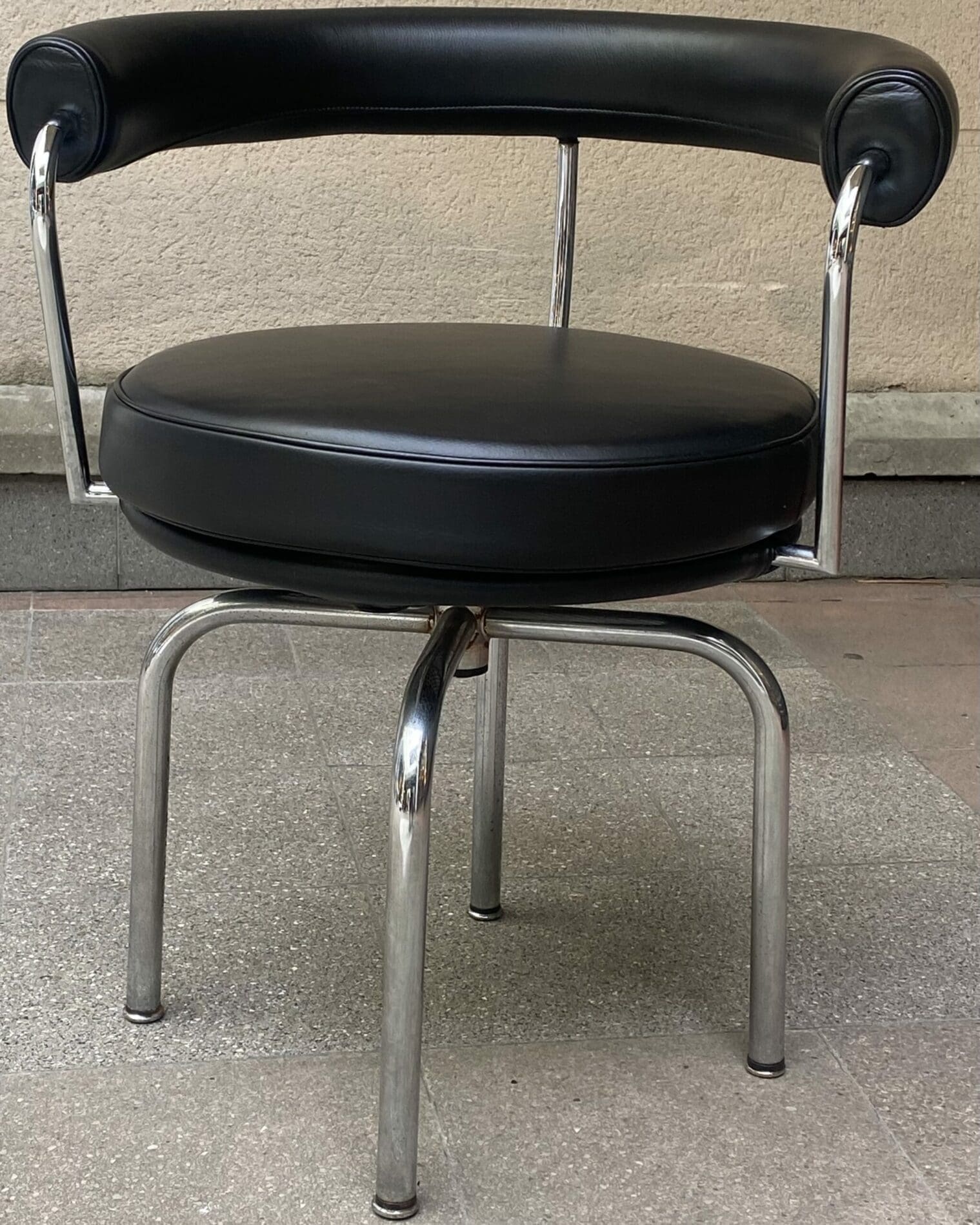 Charlotte Perriand – Chaise LC7 noire pivotante  Occasion