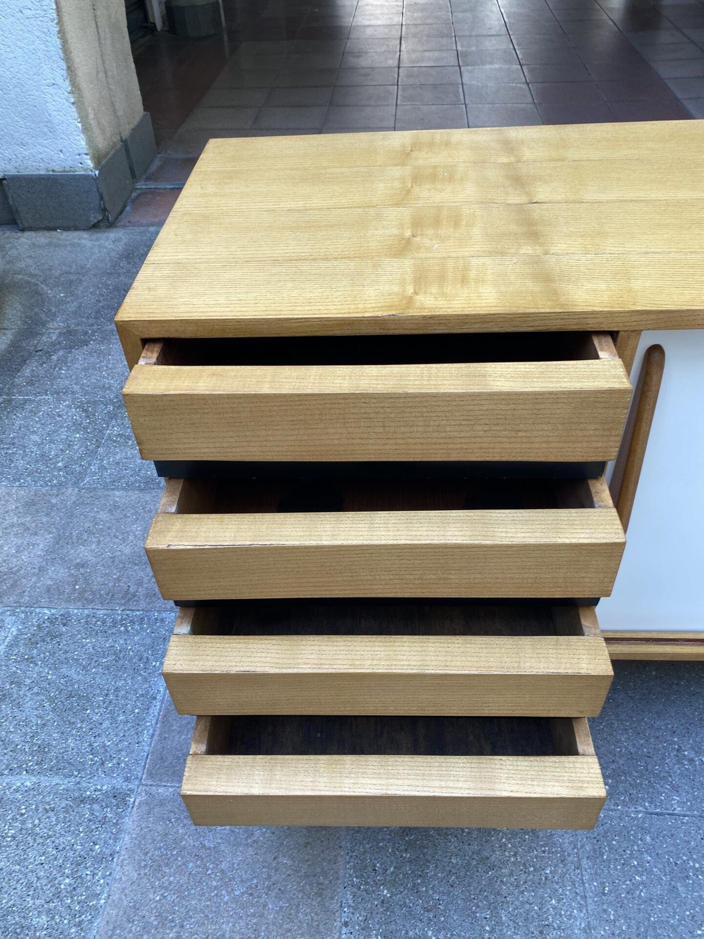 Charlotte Perriand – Enfilade Cansado