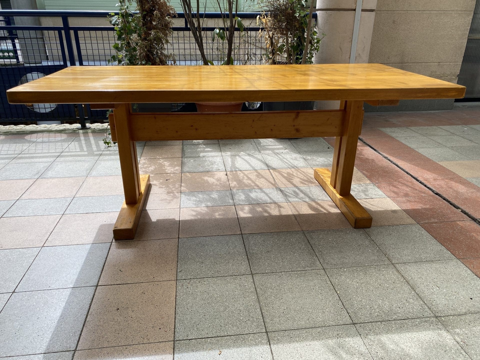 Charlotte Perriand – Table salle à manger – les arcs